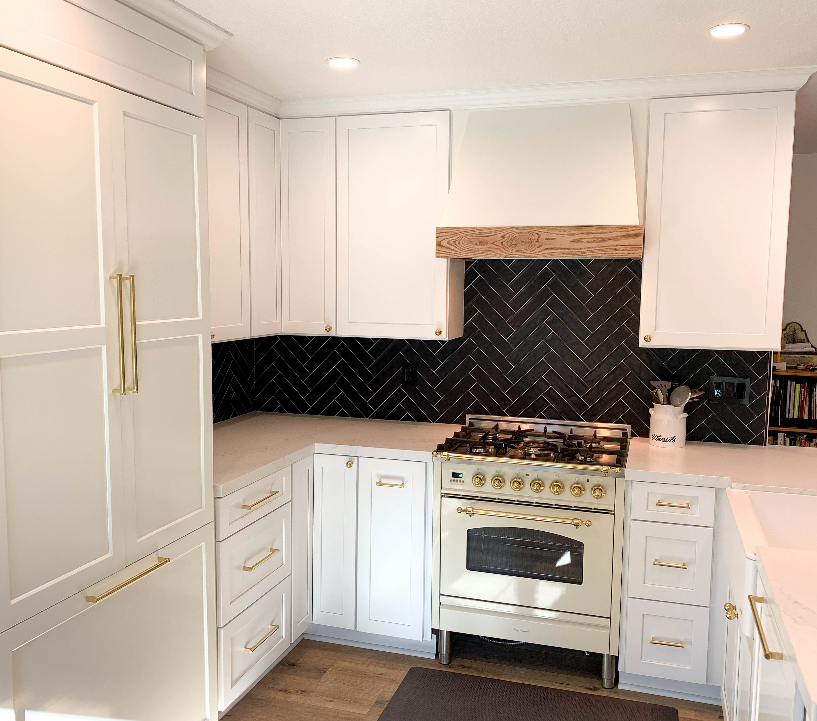 黑色和白色的厨房用木头的口音